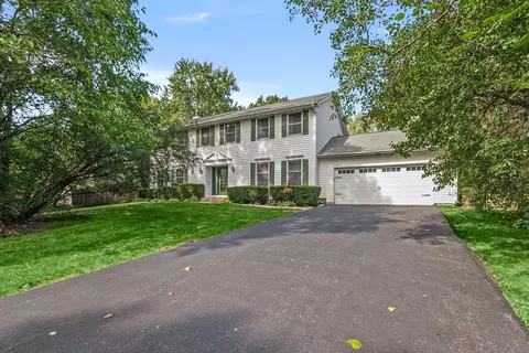 555 Basil Rd, Lake Bluff, IL 60044