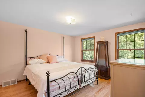 Bedroom - 555 Basil Rd, Lake Bluff, IL 60044 photo 2 of 3