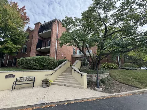 815 Leicester Rd #211, Elk Grove Village, IL 60007