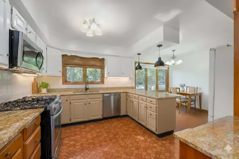 900 Ruth Dr, Elgin, IL 60123 photo 5