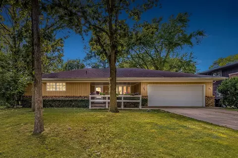 900 Ruth Dr, Elgin, IL 60123