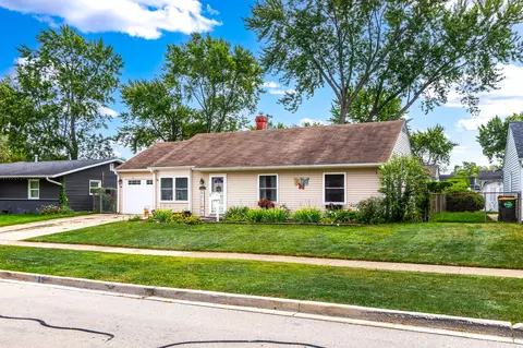 121 E Briarwood Dr, Streamwood, IL 60107