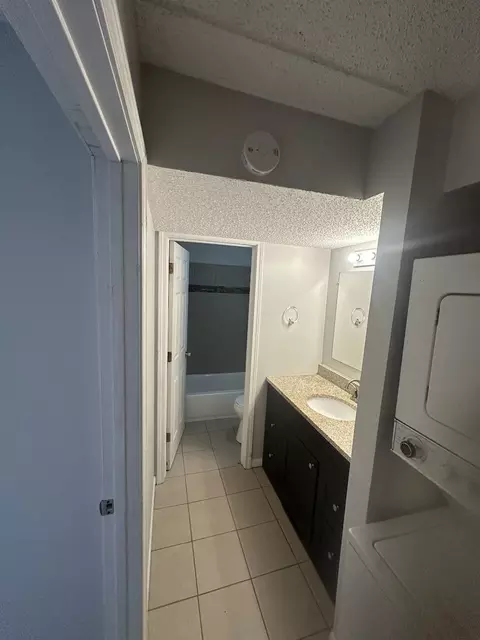 704 Kenneth Cir, Elgin, IL 60120 photo 4