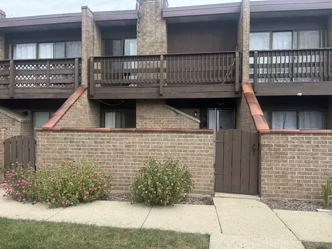 704 Kenneth Cir, Elgin, IL 60120