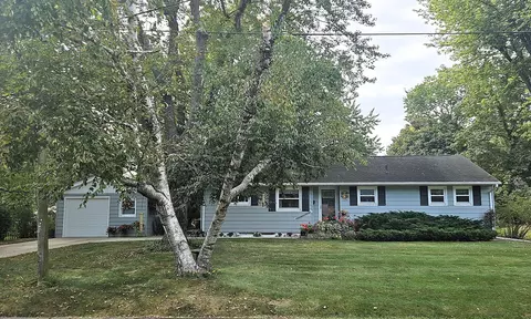 1124 Steinmann St, Dixon, IL 61021