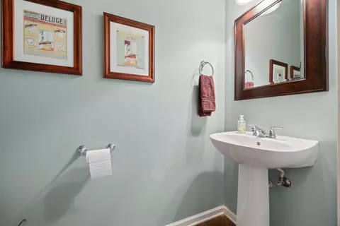 Bath - 2915 Spinnaker Dr, Aurora, IL 60503 photo 1 of 4