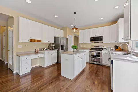 Kitchen - 2915 Spinnaker Dr, Aurora, IL 60503 photo 2 of 2