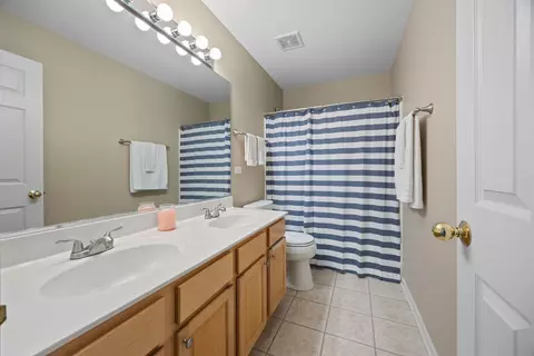 Bath - 2915 Spinnaker Dr, Aurora, IL 60503 photo 4 of 4