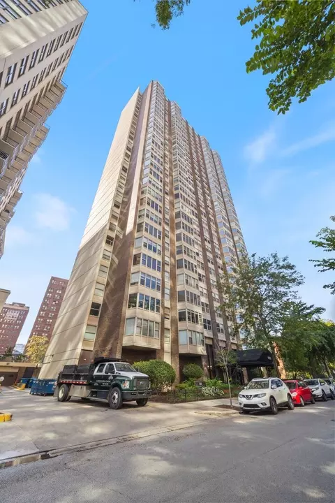 525 W Hawthorne Pl #406, Chicago, IL 60657