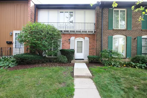 3 Garden Crescent Ct, Elgin, IL 60123