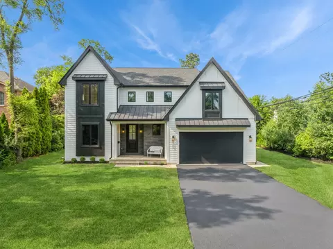 900 Pleasant Ln, Glenview, IL 60025