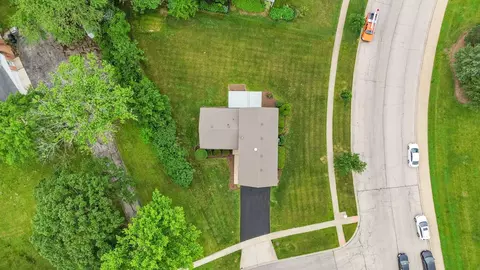 2254 Blacksmith Dr, Wheaton, IL 60189 photo 2