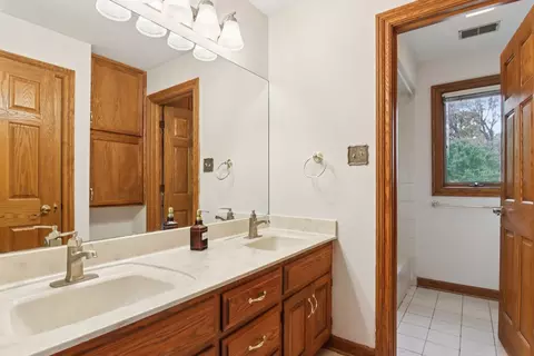 Bath - 2450 Saint Andrews Dr, Olympia Fields, IL 60461 photo 2 of 4