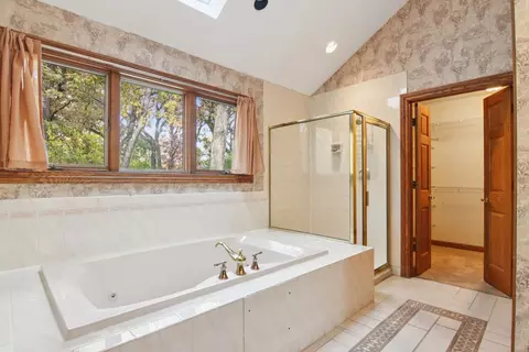 Bath - 2450 Saint Andrews Dr, Olympia Fields, IL 60461 photo 4 of 4