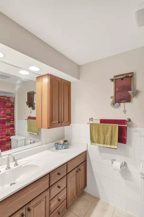 Bath - 512 N Forest Dr, Addison, IL 60101 photo 2 of 4