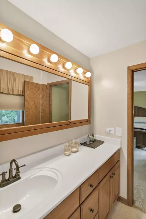 Bath - 512 N Forest Dr, Addison, IL 60101 photo 1 of 4
