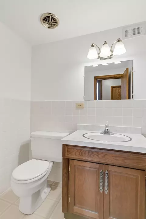 Bath - 512 N Forest Dr, Addison, IL 60101 photo 3 of 4