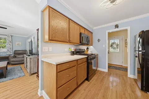 Kitchen - 1260 Windsor Dr, Wheaton, IL 60189 photo 2 of 2