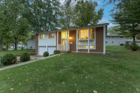 2801 Mitchell Dr, Woodridge, IL 60517