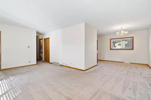 Living - 913 Ingram Pl, Des Plaines, IL 60016 photo 1 of 3