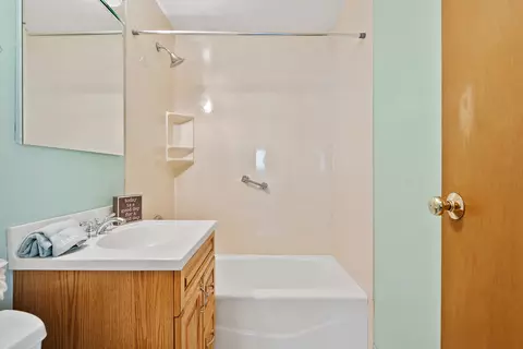 Bath - 913 Ingram Pl, Des Plaines, IL 60016 photo 2 of 3