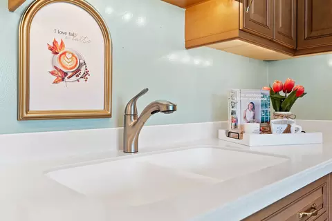 Kitchen - 913 Ingram Pl, Des Plaines, IL 60016 photo 3 of 4