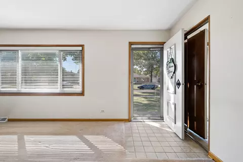 Entry Way - 913 Ingram Pl, Des Plaines, IL 60016 photo 1 of 1