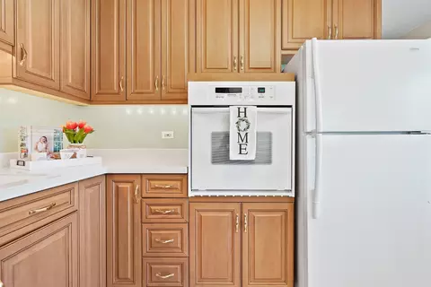 Kitchen - 913 Ingram Pl, Des Plaines, IL 60016 photo 4 of 4