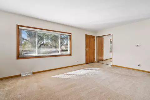Living - 913 Ingram Pl, Des Plaines, IL 60016 photo 2 of 3