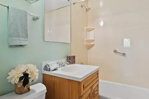 Bath - 913 Ingram Pl, Des Plaines, IL 60016 photo 1 of 3
