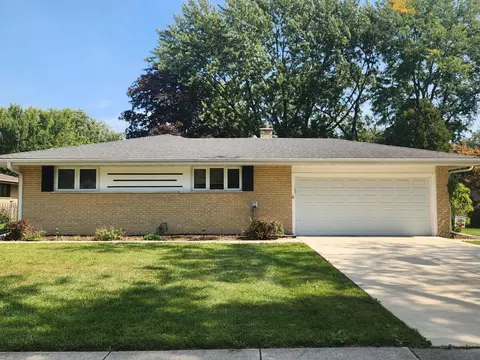 211 N Stevenson Ln, Mount Prospect, IL 60056