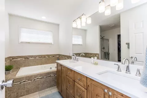 Bath - 1511 Biltmore Ct, Normal, IL 61761 photo 2 of 5