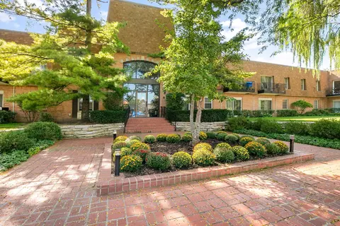 1220 Park Ave #115, Highland Park, IL 60035