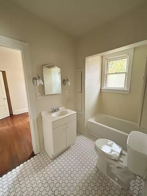 Bath - 376 Jefferson Ave, Elgin, IL 60120 photo 2 of 2