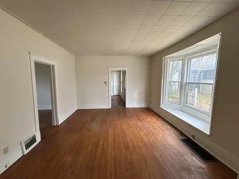 Living - 376 Jefferson Ave, Elgin, IL 60120 photo 4 of 5