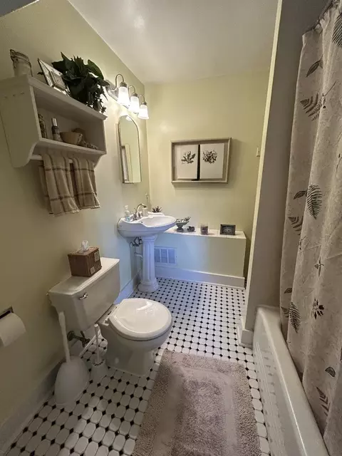 Bath - 376 Jefferson Ave, Elgin, IL 60120 photo 1 of 2
