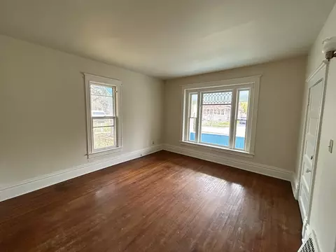 Living - 376 Jefferson Ave, Elgin, IL 60120 photo 3 of 5