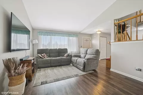 1208 Old Timber Ln, Hoffman Estates, IL 60192 photo 2