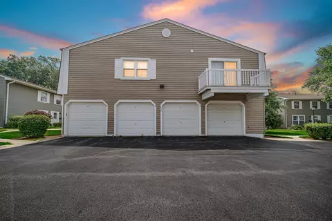 1422 Woodcutter Ln #D, Wheaton, IL 60189