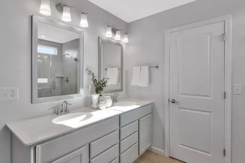 Bath - 242 Olmstead Ct, Batavia, IL 60510 photo 3 of 3