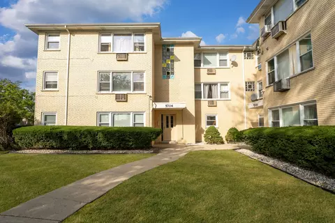 5704 W Montrose Ave #2B, Chicago, IL 60634