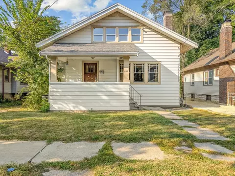 2015 School St, Rockford, IL 61101