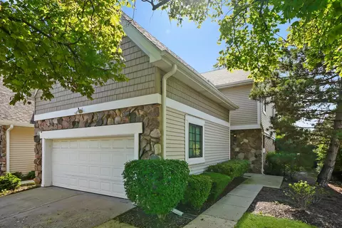 2571 Essex Dr, Northbrook, IL 60062