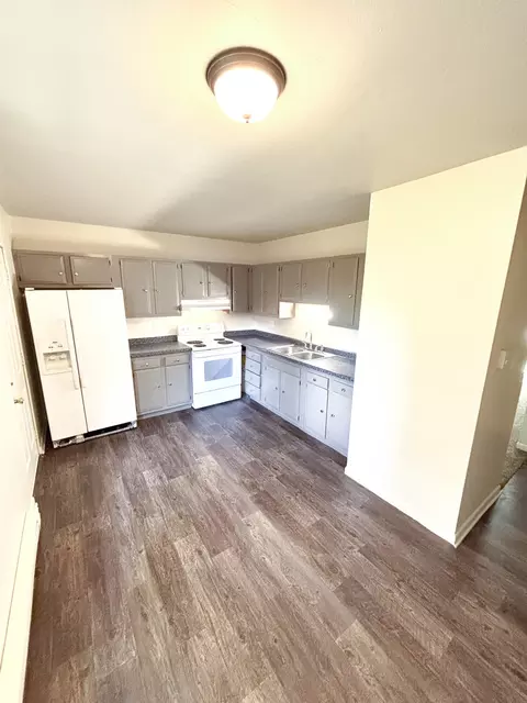 Kitchen - 2345 E Maple St, Kankakee, IL 60901 photo 2 of 2