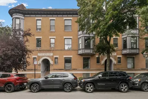 854 W Cornelia Ave #302, Chicago, IL 60657