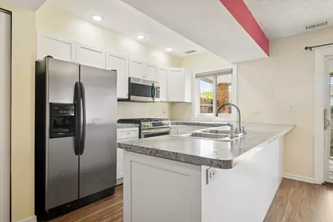 Kitchen - 1817 Sessions Walk, Hoffman Estates, IL 60169 photo 2 of 4