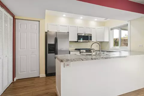 Kitchen - 1817 Sessions Walk, Hoffman Estates, IL 60169 photo 1 of 4