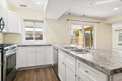 Kitchen - 1817 Sessions Walk, Hoffman Estates, IL 60169 photo 3 of 4