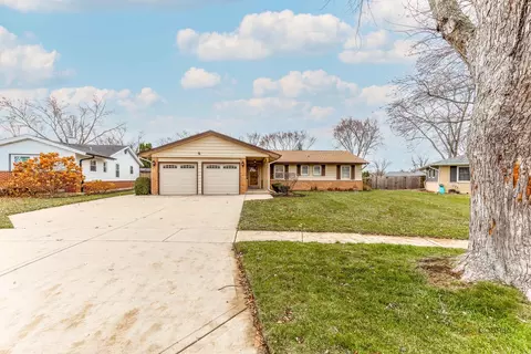 231 Fern Dr, Elk Grove Village, IL 60007