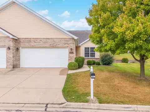 105 Meadow Ridge Dr #A, Bloomington, IL 61704